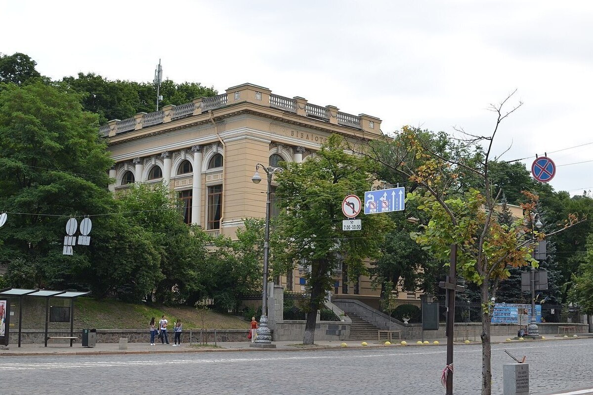 Великие классики мировой литературы оказались на украинской свалке