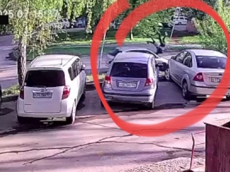 Появилась запись с ДТП в Новосибирске, где сбили маму с сыном