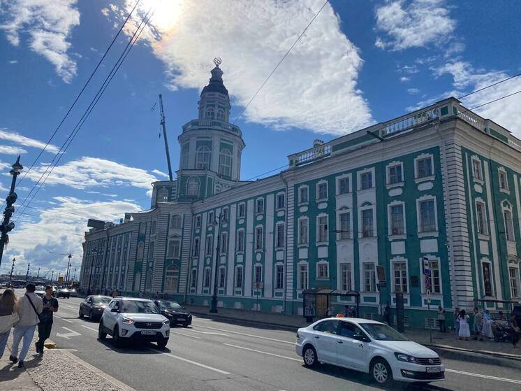 Парень забрался на крышу по трубе Кунсткамеры ночью в Петербурге