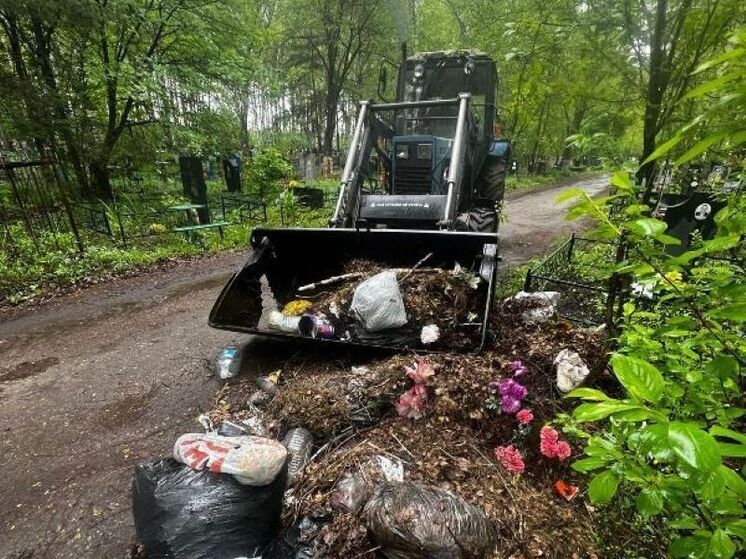 С начала года с городских кладбищ Пензы вывезли 4 тысячи кубометров мусора