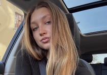 Выступающая в танцах на льду 20-летняя российская фигуристка Ирина Хавронина поделилась красивыми фото, сделанными во время выхода в свет. Партнершу и девушку Девида Нарижного поймали во время поправки макияжа.