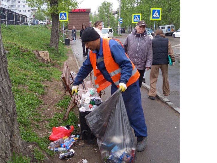 В Иркутске идет уборка улиц от мелкого мусора