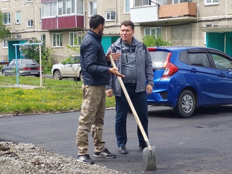 Евгений Молодняков лично проверил ход работ по благоустройству Саяногорска