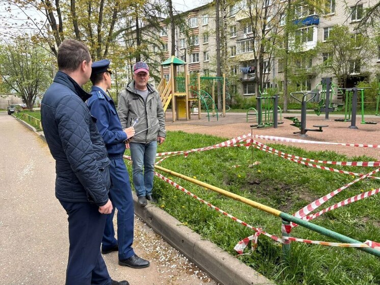 В городе Тельмана из-за работ по устранению засора в земле образовался провал