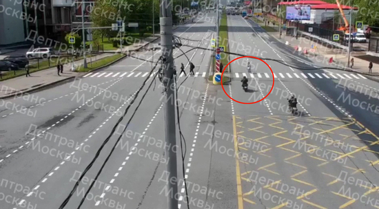 На юго-западе Москвы мотоциклист сбил женщину: видео 