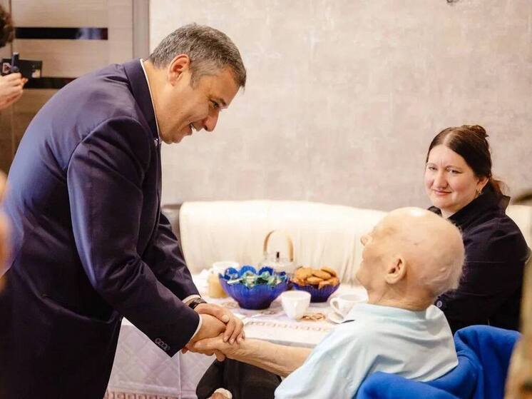 Хинштейн поздравил со 101-летием курского ветерана ВОВ Михаила Пронина