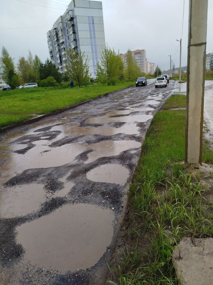 Ярославцы опять выложили в соцсетях фото убитой дороги