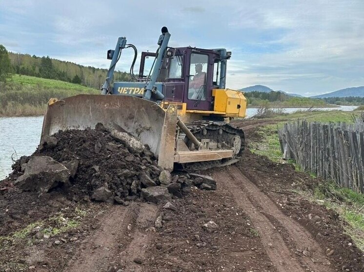 Шесть КамАЗов, экскаватор и бульдозер спасали дамбу в Таштыпском районе