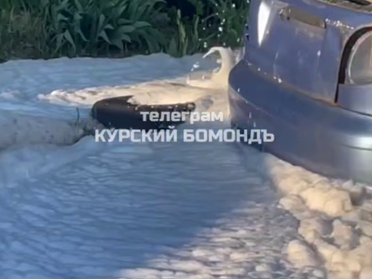 В Курске произошел загадочный выброс пены из люка на улице Марата