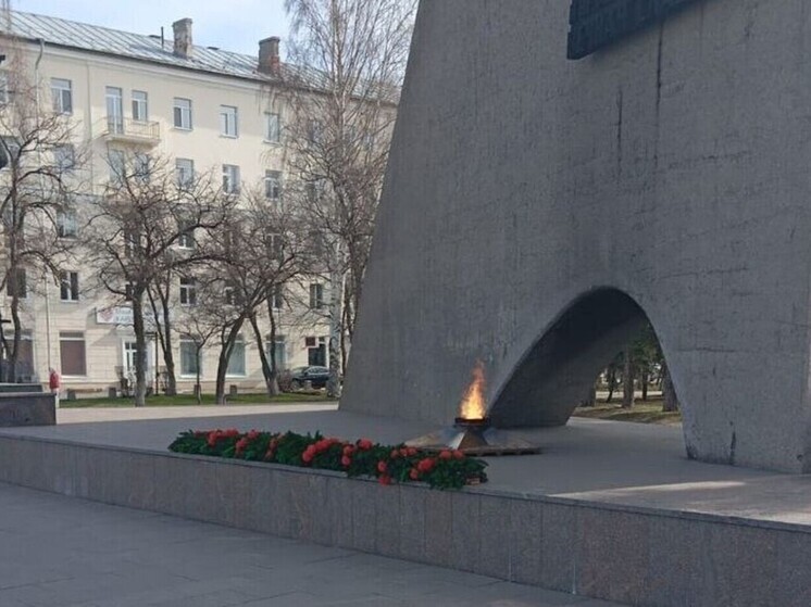 Почему убрали цветы, возложенные 9 мая к монументу Победы?
