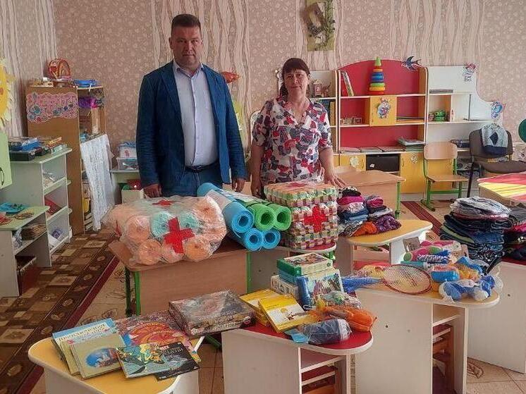 Детям из Чаплинского округа подарили одежду, книги и канцелярию