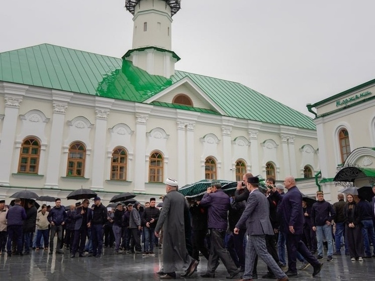 Василий Анохин почтил память Алмаза Ахметшина в Казани