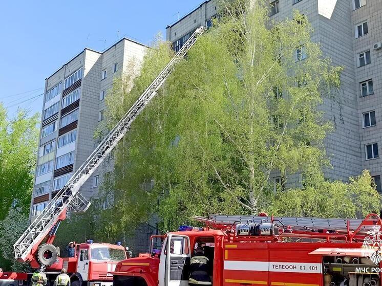 Из горящей многоэтажки в Томске спасли пятерых человек