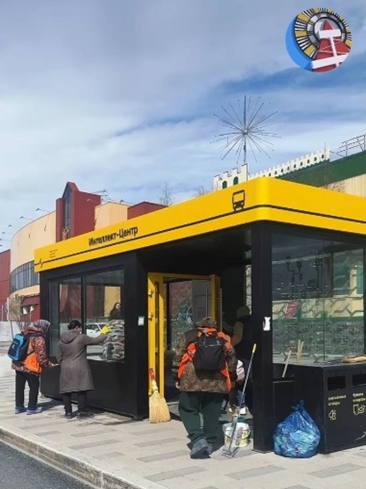 В Ноябрьске моют автобусные остановки и чистят тротуары после зимы