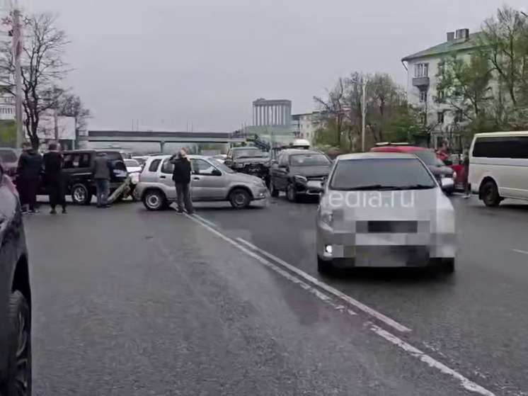 Движение авто парализовано на проспекте 100-летия во Владивостоке: что случилось