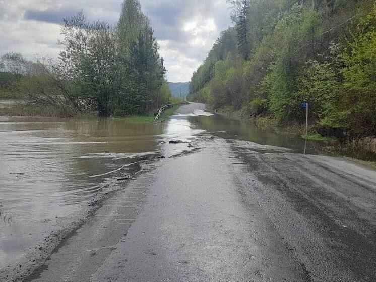 Хакасские полицейские дежурят у места перелива на дороге Абаза – Арбаты