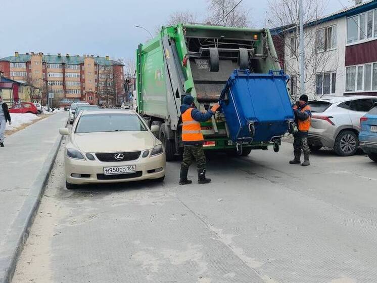 Коммунальщики в Тарко-Сале несколько дней вручную таскают мусорные баки из-за горе-парковщика