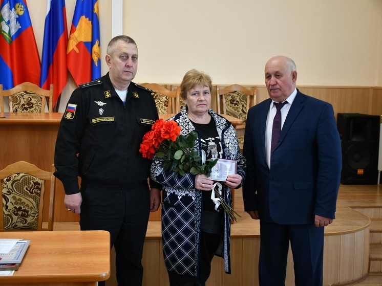 В Ливенском районе сестре погибшего бойца СВО передали орден Мужества
