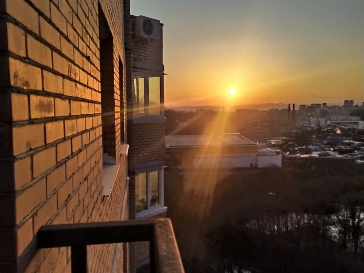 Жителям Приморья напомнили о штрафах за курение на общих балконах – до 1,5 тыс рублей