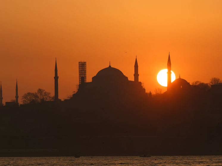 Политолог Дудчак: украинской делегации в Стамбуле необходимо выучить Конституцию РФ