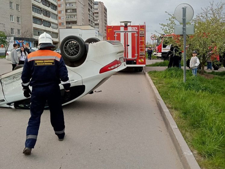 В Великом Новгороде столкнулись два автомобиля «КИА», один из них опрокинулся
