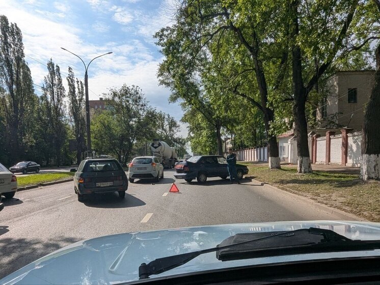 На улице 50 лет Октября в Курске случилось два ДТП - движение затруднено