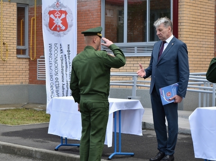 40 военнослужащих получили ключи от новых квартир в Воронежской области