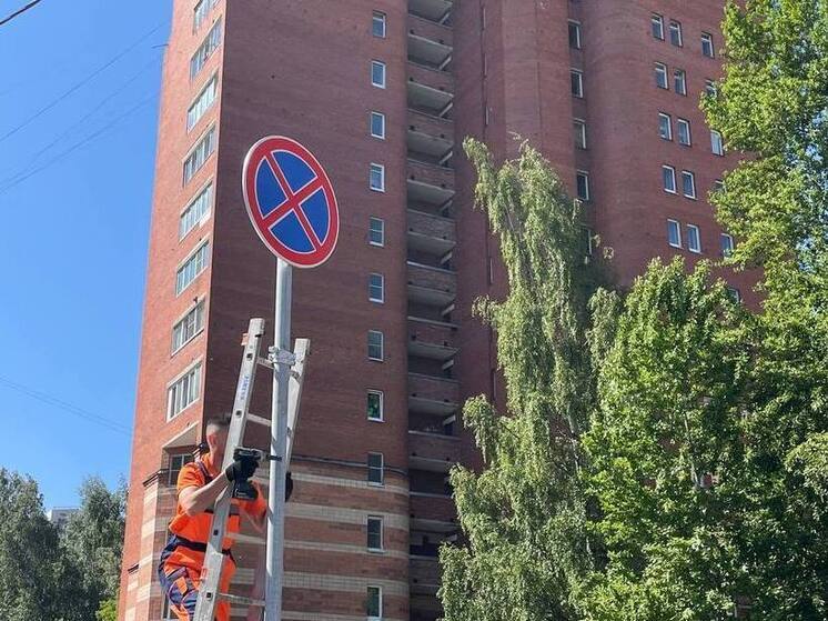 В Калининграде на улице Гайдара автомобилисты паркуются на месте для мусоровоза