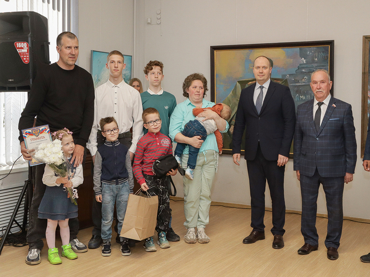 В Брянске чествовали победителей городского этапа конкурса «Семья года – 2025»