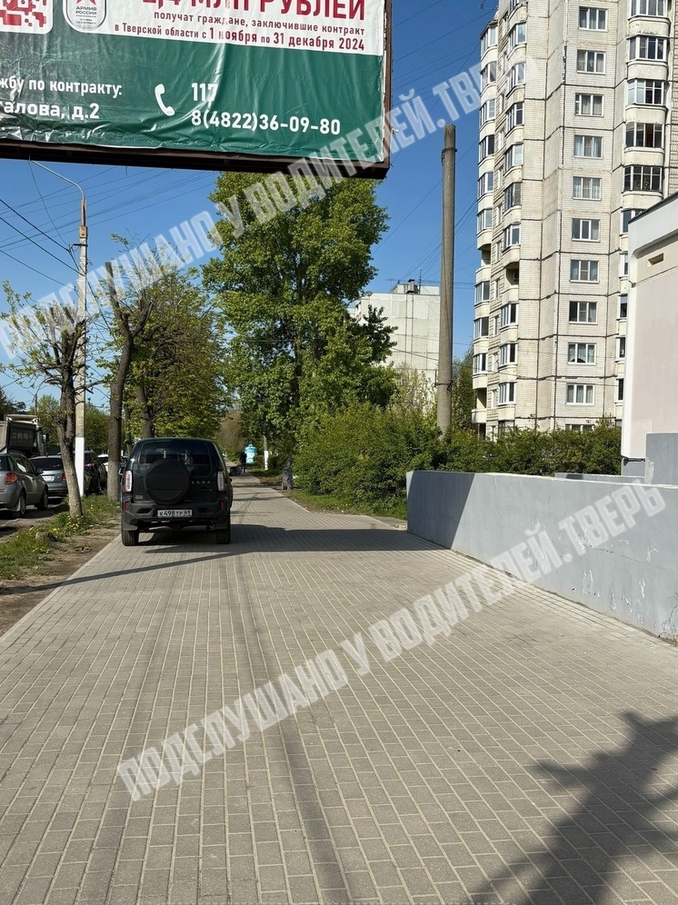 В Твери водитель “Нивы” припарковался на тротуаре и ушел в поликлинику