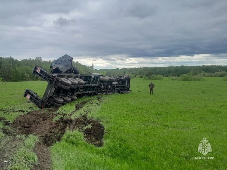 На трассе М-5 в Башкирии перевернулся тягач с трофейной техникой НАТО