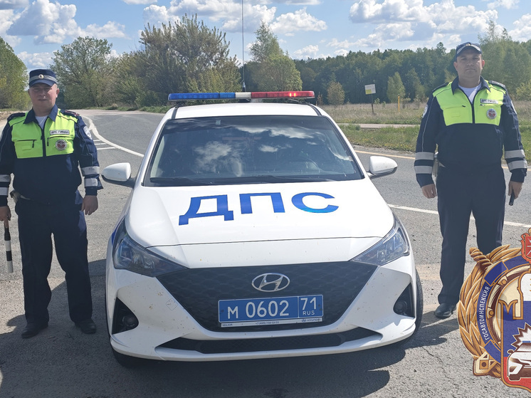 Сотрудники тульского ГАИ оказали помощь автовладельцу в тушении его машины