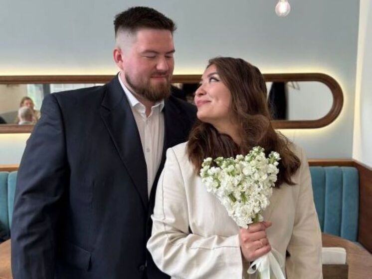 Ратмир Мавлиев поздравил сотрудников мэрии с днем бракосочетания