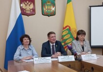 В Пензе с 1 мая стартовал социальный проект «Серебряная Пенза», благодаря которому горожане пенсионного возраста смогут укрепить свое здоровье и обезопасить себя от мошенников. Его инициатором выступил губернатор Пензенской области Олег Мельниченко. О том, как проходит реализация пилотного проекта 15 мая рассказали на брифинге в региональном правительстве.