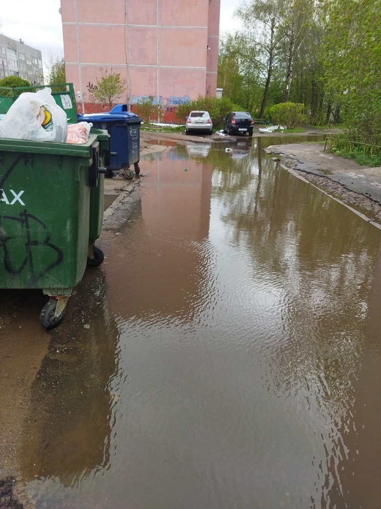 В Тверской области после дождя людям приходится проходить через водное препятствие