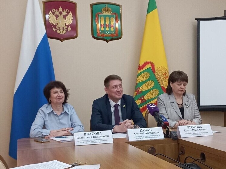 В Пензе с 1 мая стартовал социальный проект «Серебряная Пенза», благодаря которому горожане пенсионного возраста смогут укрепить свое здоровье и обезопасить себя от мошенников. Его инициатором выступил губернатор Пензенской области Олег Мельниченко. О том, как проходит реализация пилотного проекта 15 мая рассказали на брифинге в региональном правительстве.