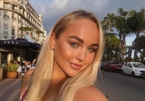 26-летняя российская пловчиха Анна Егорова поделилась редким фото с младшей сестрой Валерией. Девушки сфотографировались в бассейне.