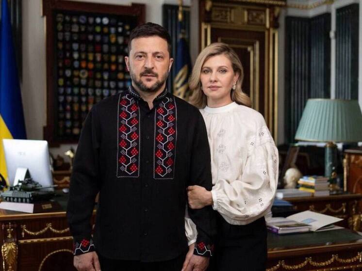 Захарова назвала чету Зеленских в вышиванках ряжеными на похоронах Украины