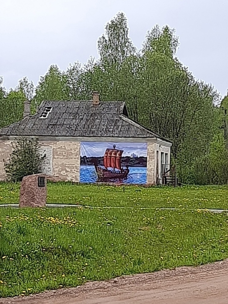 Баннер с изображением ладьи установили на въезде в деревню Синюю Николу