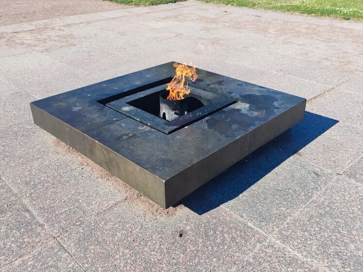 Неизвестный мужчина осквернил памятное место у Вечного огня на Марсовом поле