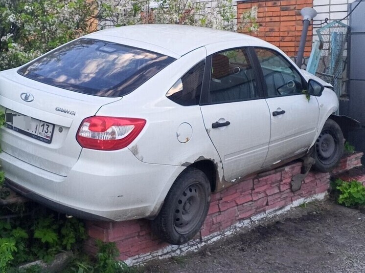 В Чувашии пьяный угонщик залетел на кирпичную ограду