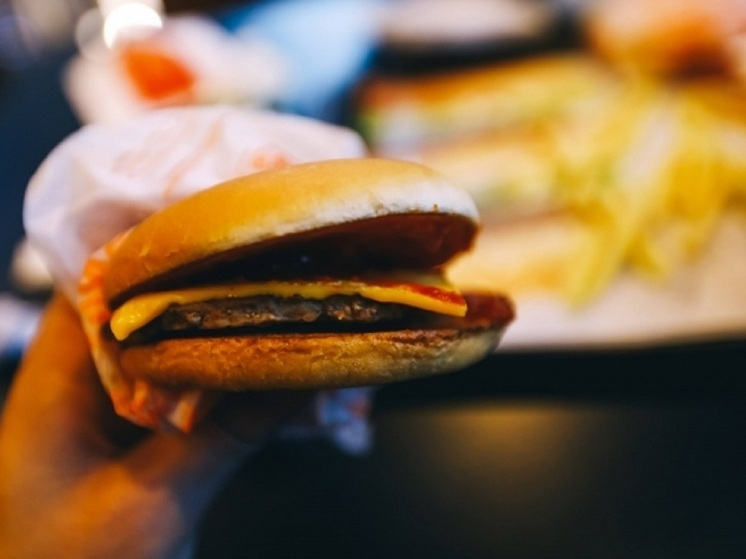 Фастфуд и сладости могут способствовать возникновению беспокойства и тревожности