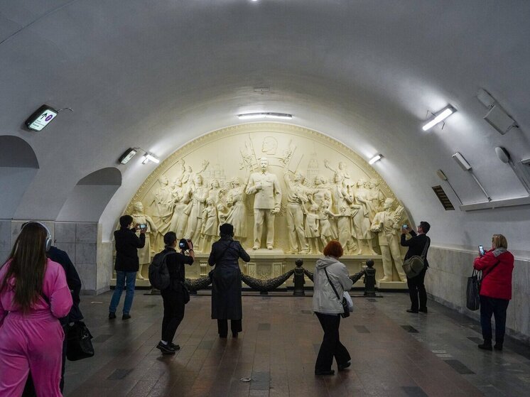 Горельеф со Сталиным сразу превратился в фотозону в метрополитене