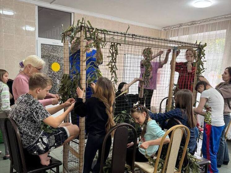 В Кисловодске воспитанники детского дома плетут маскировочные сети для бойцов СВО