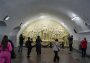 В день 90-летнего юбилея Московского метрополитена в переходе между станциями «Таганская» Кольцевой и Таганско-Краснопресненской линий появился воссозданный, как утверждает пресс-служба метро, горельеф «Благодарность народа вождю-полководцу»