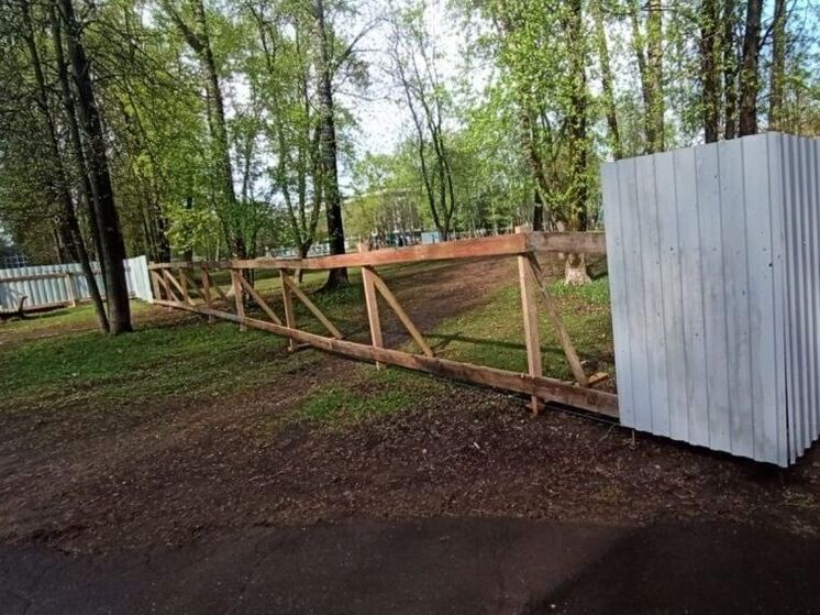 В парке имени Ю.А. Гагарина полным ходом идет подготовка к возведению современной спортивной площадки, которая, несомненно, станет излюбленным местом для активного отдыха горожан