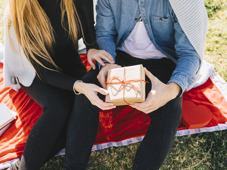 Носки и духи под запретом: какие подарки считаются дурным тоном