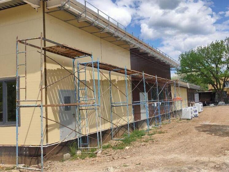 Кубанские строители более чем наполовину построили новый актовый зал в Новотроицке