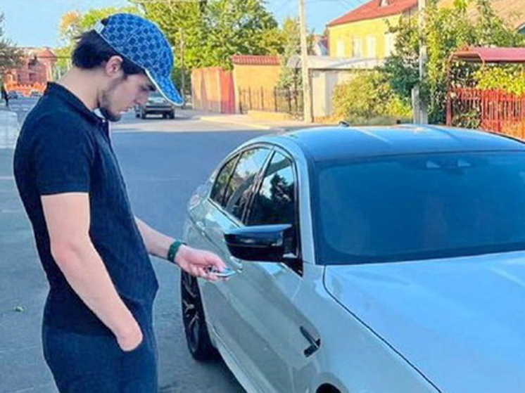 В Дорогомиловском суде Москвы продолжается процесс над известным автоблогером Ахмедом Алиасхабовым, известным под псевдонимом Wengallbi. 