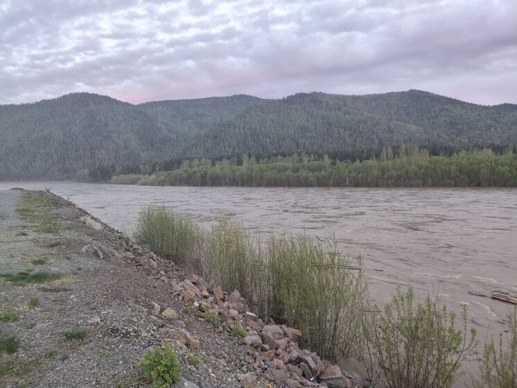 Вода в реке Абакан продолжает пребывать